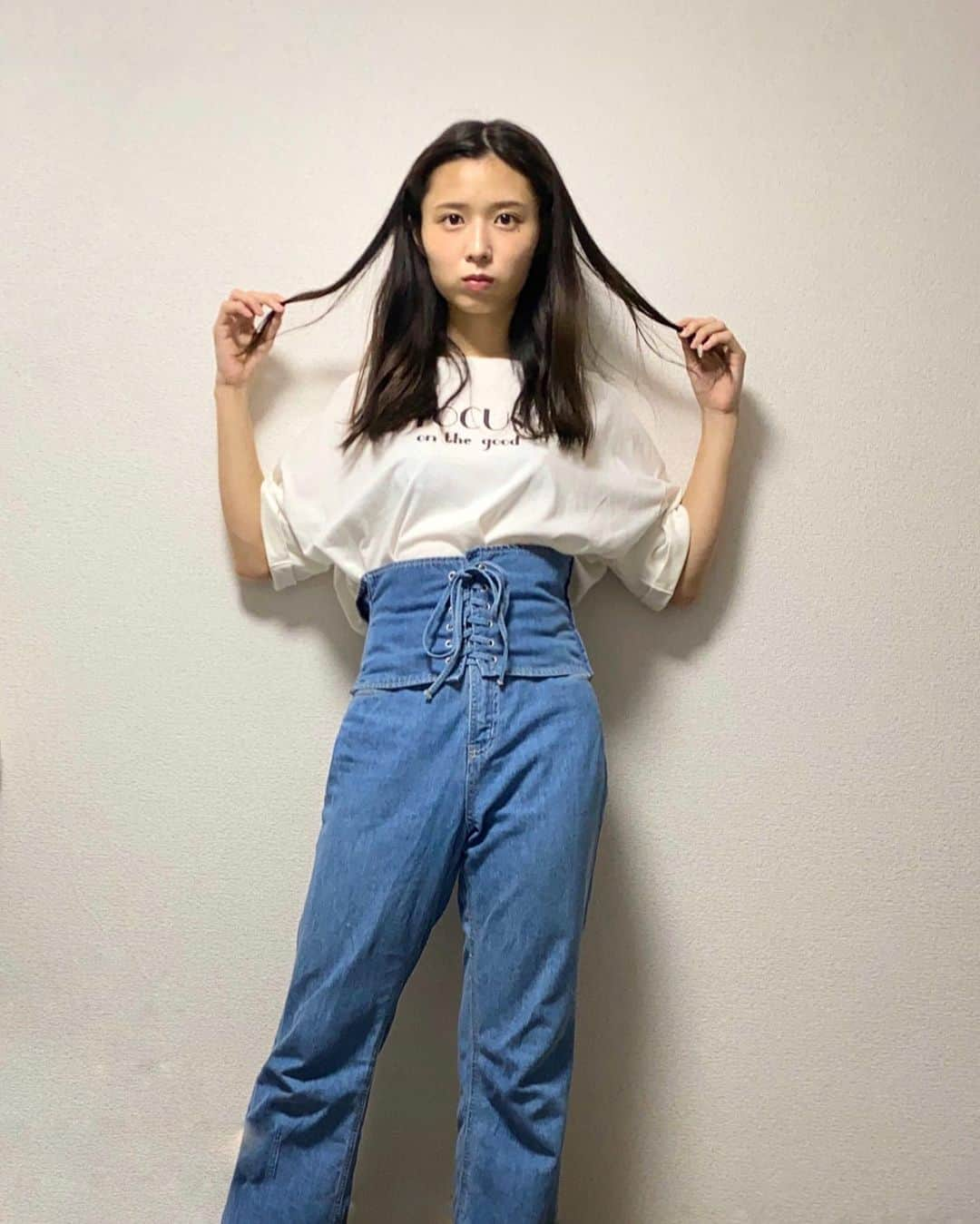 澤田侑里のインスタグラム：「白T×デニム  薄めと濃いめでだいぶ印象が変わりますね👖  今日はスーツ2の新木優子さんの髪型真似してみた😳  今日もプロフ欄のURLから投票お願いします！！ #白t #コーデ #デニム #デニムコーデ #白tコーデ #ロゴt #ワイドパンツ #お洒落さんと繋がりたい #新木優子 #巻き髪 #デコ出し #ヘアアレンジ #アップバング #コルセットベルト」