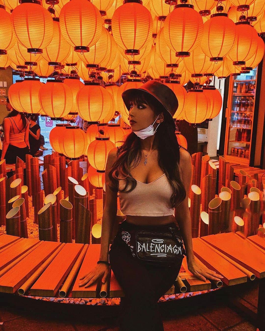okamotosayaka のインスタグラム：「🏮🏮🏮 . . . . . . . . . Kyoto#arashiyama#fashion#otto#code#hairstyle#longhair#gradationcolor#makeup#balenciaga#京都#嵐山#プチ旅行#ファッション#コーデ#ヘアスタイル#グラデーションカラー#ウエストポーチ#ロングヘア#バケットハット#巻き髪#旅行#黒肌#日焼け#小麦肌」