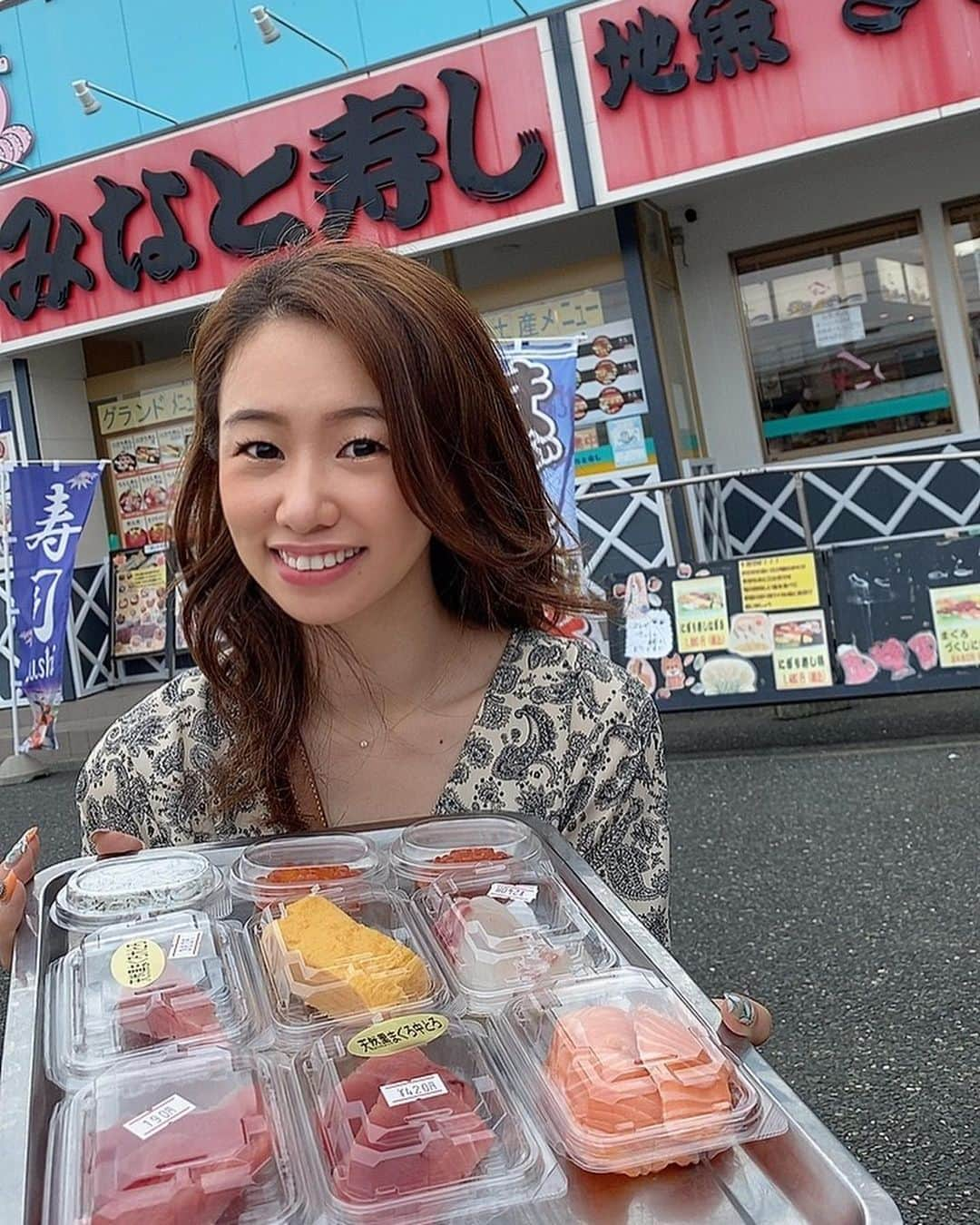 細越麻未（ami）のインスタグラム：「. 4連級最終日は 茨城県 日立おさかなセンター🐟 に行ってきました！！！ . ここで有名な【身勝手丼】を 食べてきたよ〜 自分で好きなお刺身等を選んで 好きにのせるだけ！！ 食べたかったネギトロが売り切れで 無かったのが残念でしたが 贅沢で美味しかった〜🤤💓 . お外で食べれて コロナ対策もできてたので 安心して食べれました！ . 時間が無くて行けなかったけど #国営ひたち海浜公園　に 10月中旬にコキアの紅葉で 真っ赤に染まるらしいので 行ったこと無いし… 来月リベンジしたいーーっ！！ . . #日立おさかなセンター  #身勝手丼  #茨城県 #いばらき」