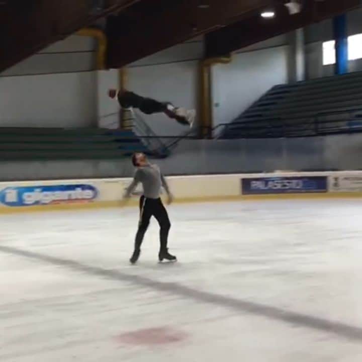 ニコーレ・デラ・モニカのインスタグラム：「Era l'11 di marzo e in Canada, aspettando i mondiali che sono poi stati cancellati, quel giorno abbiamo fatto l'ultimo triplo twist su ghiaccio e oggi, a distanza di più di 6 mesi eccolo di nuovo sul ghiaccio! Non è ancora il meglio che possiamo fare ma per oggi mi accontento 💪⛸️  #dellamonicaguarise #figureskating #pairskating #couplegoals #twist #fisg4passion #fiammeoromoena #weareback」
