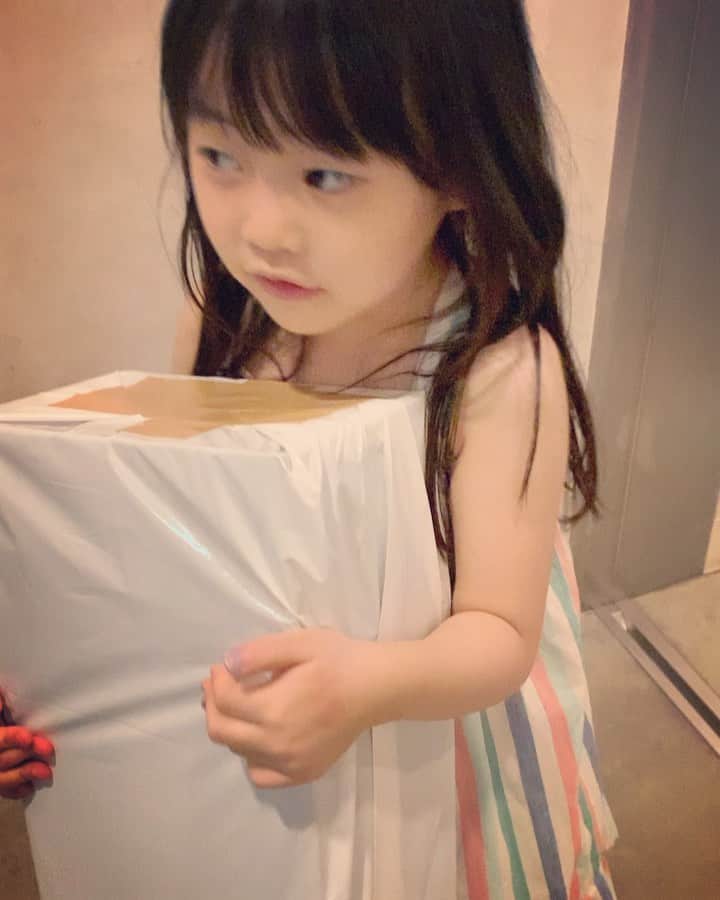 菊地由美のインスタグラム：「* 今からどこ行くの？ ってもういっかい聞いてごめんね💦 . 👧🏻「こんびび」 が 聴きたくてね💕 . #めーちゃん4歳#yumiandmusume #こんびびはコンビニのこと🏪🥰」