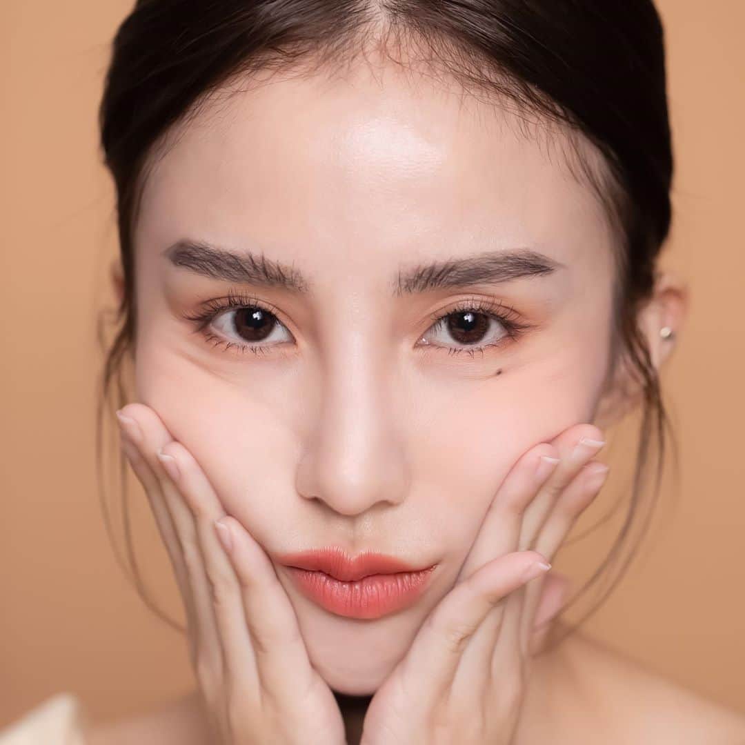 のインスタグラム：「好久沒抽獎了！來抽抽獎吧！🤩 這次要抽的是 3CE九宮格眼影盤  凡事在這篇下面留言+@一位朋友  將會在10/1當天抽出3名得獎者➰ 為什麼這麼突然舉行抽獎呢！ 是因為⋯⋯⋯⋯⋯  3CE官方商城進駐蝦皮商城啦！ 以後不用再等好多天才收到貨了 因此這幾天有些開幕期間才有的特別活動 在這邊分享給大家  凡事在9/27以前在3ce 官方商城消費最大20%折扣 之外3ce 人氣商品15%超值折扣  以及只要購買999元以上  就贈送3ce超人氣唇彩商品3CE Slim Velvet Lip  除了3CE X SHOPEE 專享組合驚喜折扣價之外   還有更多購物券和禮品都在3CE蝦皮官方商城  #3ce #3ce蝦皮官方店舖 #蝦皮 #boostyourmoodwith3ce   @stylenanda_tw」