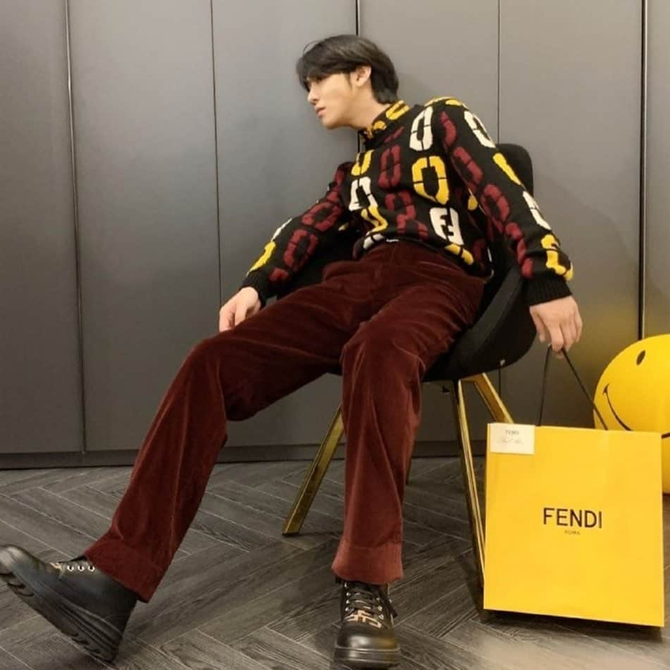 アン・ヒョソプさんのインスタグラム写真 - (アン・ヒョソプInstagram)「Thanks #fendi FendiSS21 초대장이 도착했습니다. 23일 밤 10시에 함께 봐요 :)  #Fendiss21 show, 23rd Sep 10pm, Live at Fendi.com or @fendi, #Fendifamily #ad」9月22日 23時30分 - imhyoseop