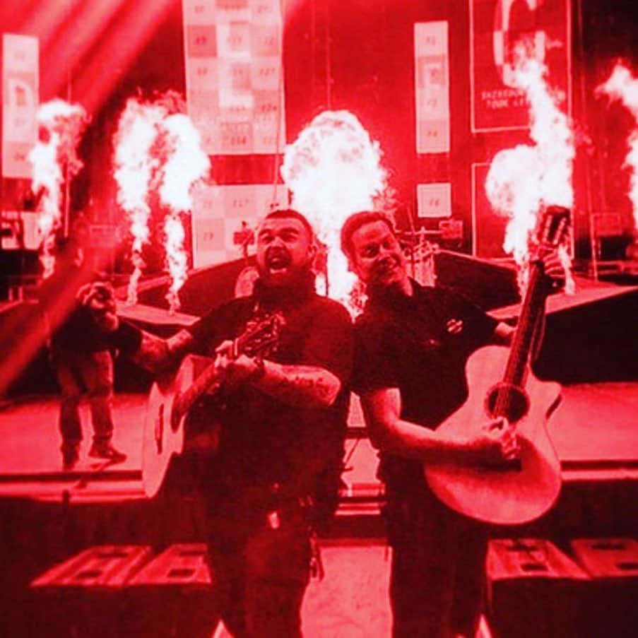 Shinedownさんのインスタグラム写真 - (ShinedownInstagram)「Hey Canada!!! 🇨🇦 Tonight it’s your turn to light up your homes and businesses in ❗️RED❗️to show support for all of our brothers and sisters in the live music and touring industry!! So many of the people in our worldwide community come from Canada including our own @hoogieontheroad! THESE PEOPLE MAKE LIVE MUSIC POSSIBLE! Please join us in showing your support for these men and women. 🇨🇦🇨🇦🇨🇦 #lightuplive #eclaironslesscenes #wemakeeventsnorthamerica #wemakeevents」9月22日 23時43分 - shinedown