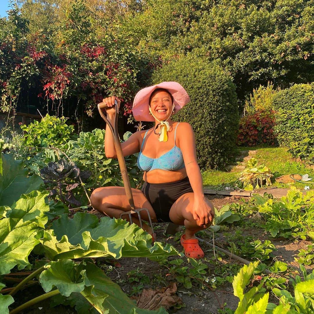 ナオミ・シマダのインスタグラム：「surprise! i’m actually a garden gnome 🍄」