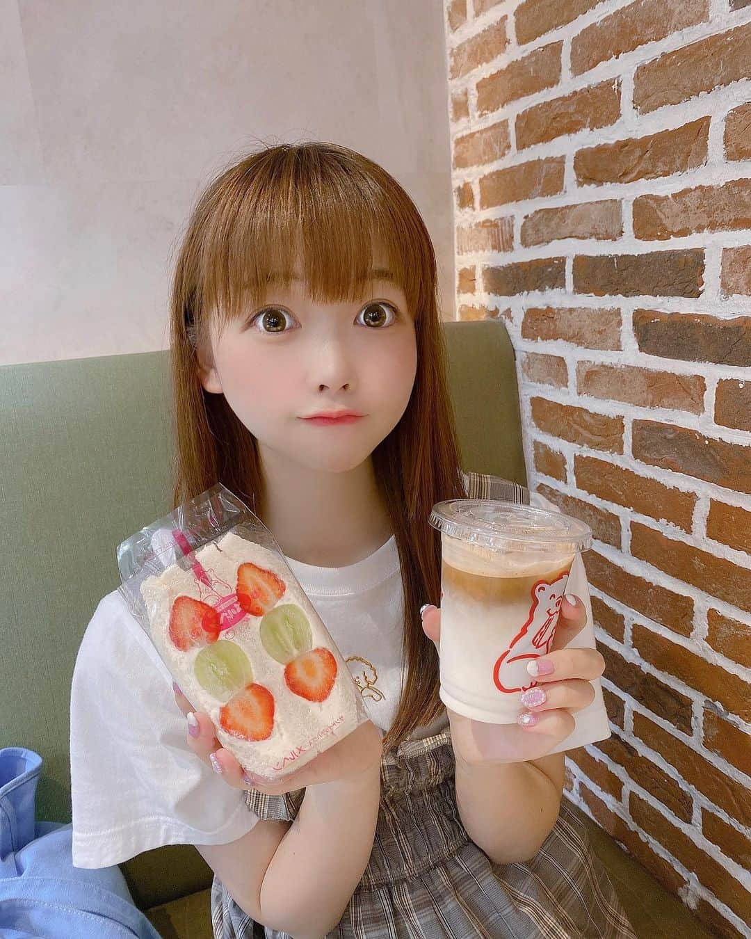 ハルナさんのインスタグラム写真 - (ハルナInstagram)「．﻿ ．﻿ ﻿ ﻿ ﻿ だいすきなフルーツサンド屋さん🍓﻿ ﻿ ﻿ この時期はやっぱり﻿ シャインマスカットが美味しいね👶🏻﻿ ﻿ ﻿ ．﻿ ．﻿ ﻿ #フルーツサンド #いちごサンド #メルヘン #カフェ #カフェ巡り #cafe #instalike #instagood #좋아요 #좋아요환영‪」9月22日 23時36分 - haruna_h616