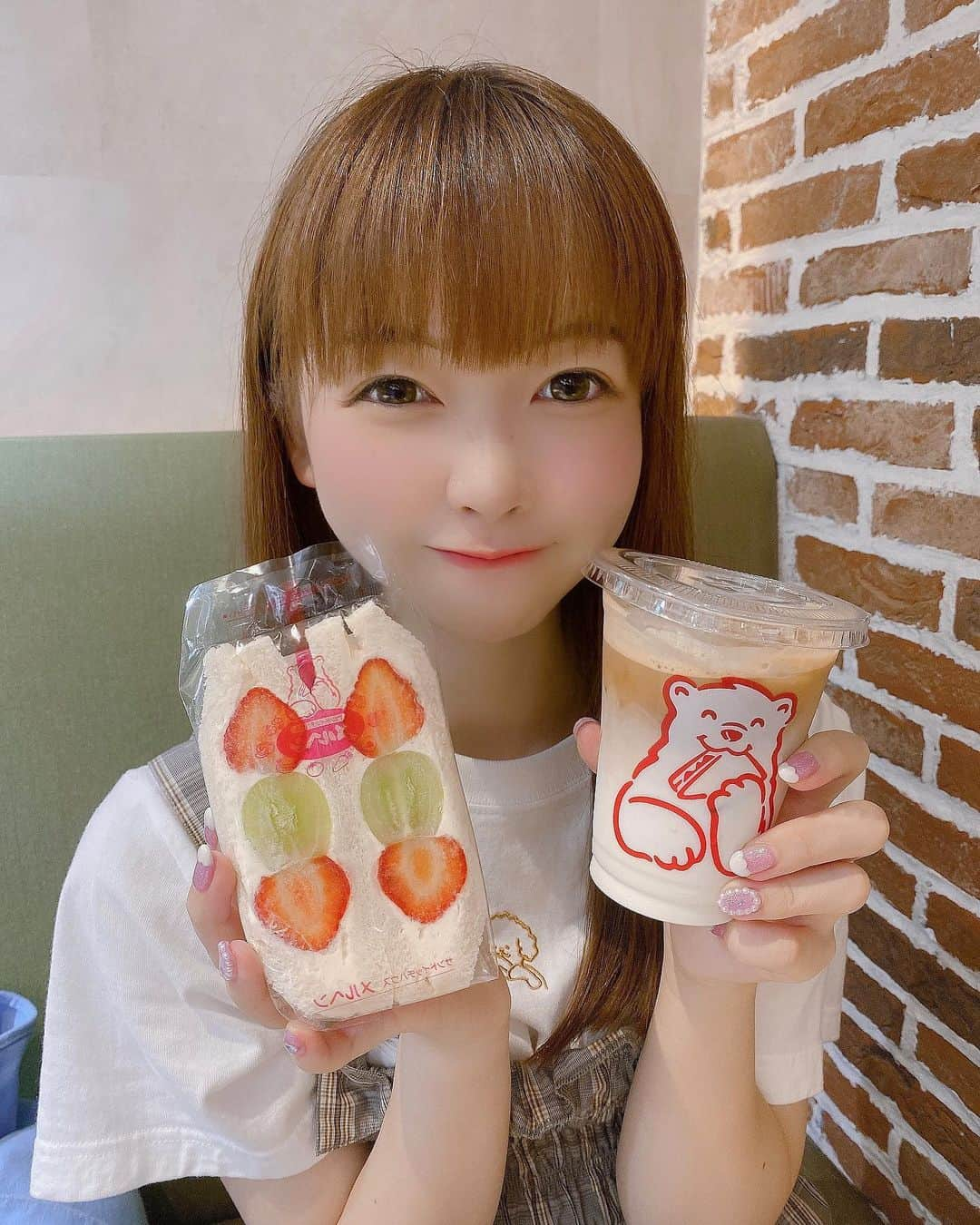 ハルナさんのインスタグラム写真 - (ハルナInstagram)「．﻿ ．﻿ ﻿ ﻿ ﻿ だいすきなフルーツサンド屋さん🍓﻿ ﻿ ﻿ この時期はやっぱり﻿ シャインマスカットが美味しいね👶🏻﻿ ﻿ ﻿ ．﻿ ．﻿ ﻿ #フルーツサンド #いちごサンド #メルヘン #カフェ #カフェ巡り #cafe #instalike #instagood #좋아요 #좋아요환영‪」9月22日 23時36分 - haruna_h616