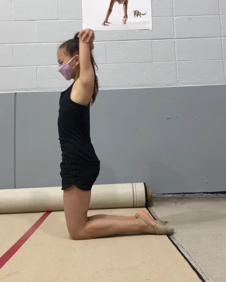 モルガーナ・ギマッキのインスタグラム：「Back muscles workout!! 💪🏻 #work #spine #strong #muscle #gym #gymmotivation #gymlife #rhythmic #rhythmicgymnastics #gymnast #flex #flexibility #flexible #flexibilitytraining #coachmorganagmach #workout #workoutmotivation #backmuscles」