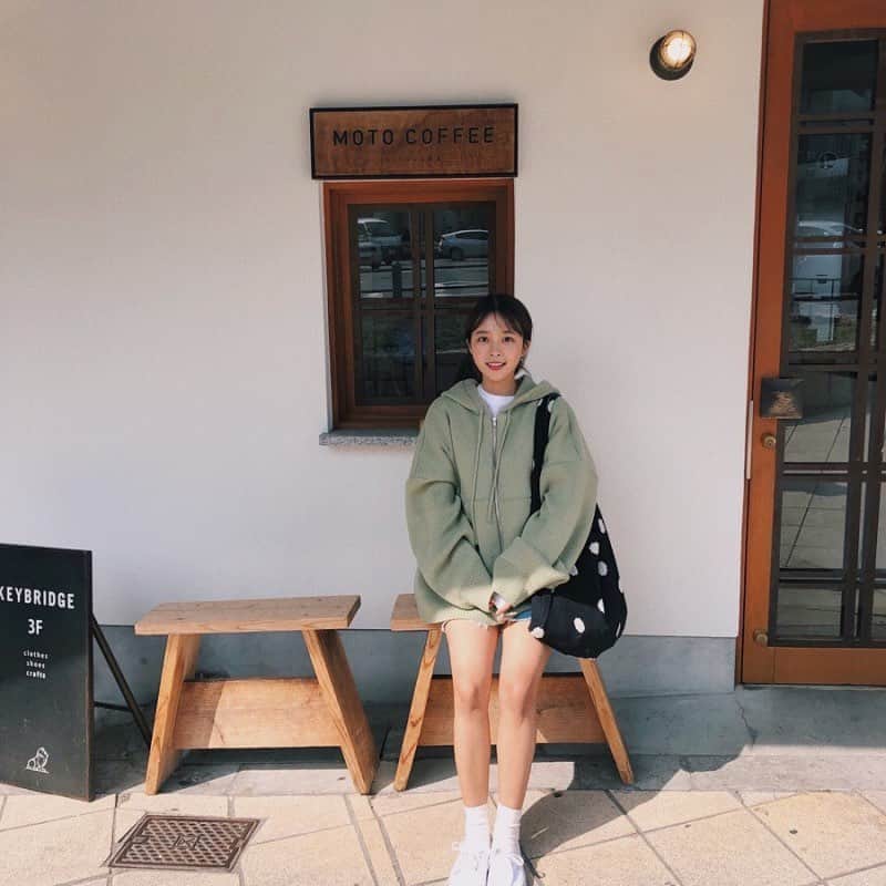 キム・ダヘのインスタグラム：「#공동구매 니트집업 문의가 너무 많이 와가지고 1차 공지를 해볼게욧,,, 컬러는 기존에 진행했던 민트, 베이지, 크림, 인디핑크, 챠콜 그리고 이번에 추가된 컬러 스카이블루, 소라, 다크브라운 이렇게 총 8가지입니다!! 사진을 10장밖에 못올려서 전 컬러를 다 못올려써욤.. 찬찬히 올려보께요 그리구 24일에 미리보기로 정리해서 블로그에 올려둘게요!!!!  컬러당 50장씩 선발주 넣어놔서 50장안에 든 주문건은 바로 출고고 그 이후 주문건은 추석이 껴서 한달 잡아주셔야하기때문에... 한달걸리면 안된다 싶으신분들은 구매하시는걸 추천하지않습니다!  25일 오전 11시 오픈할게요🤍」