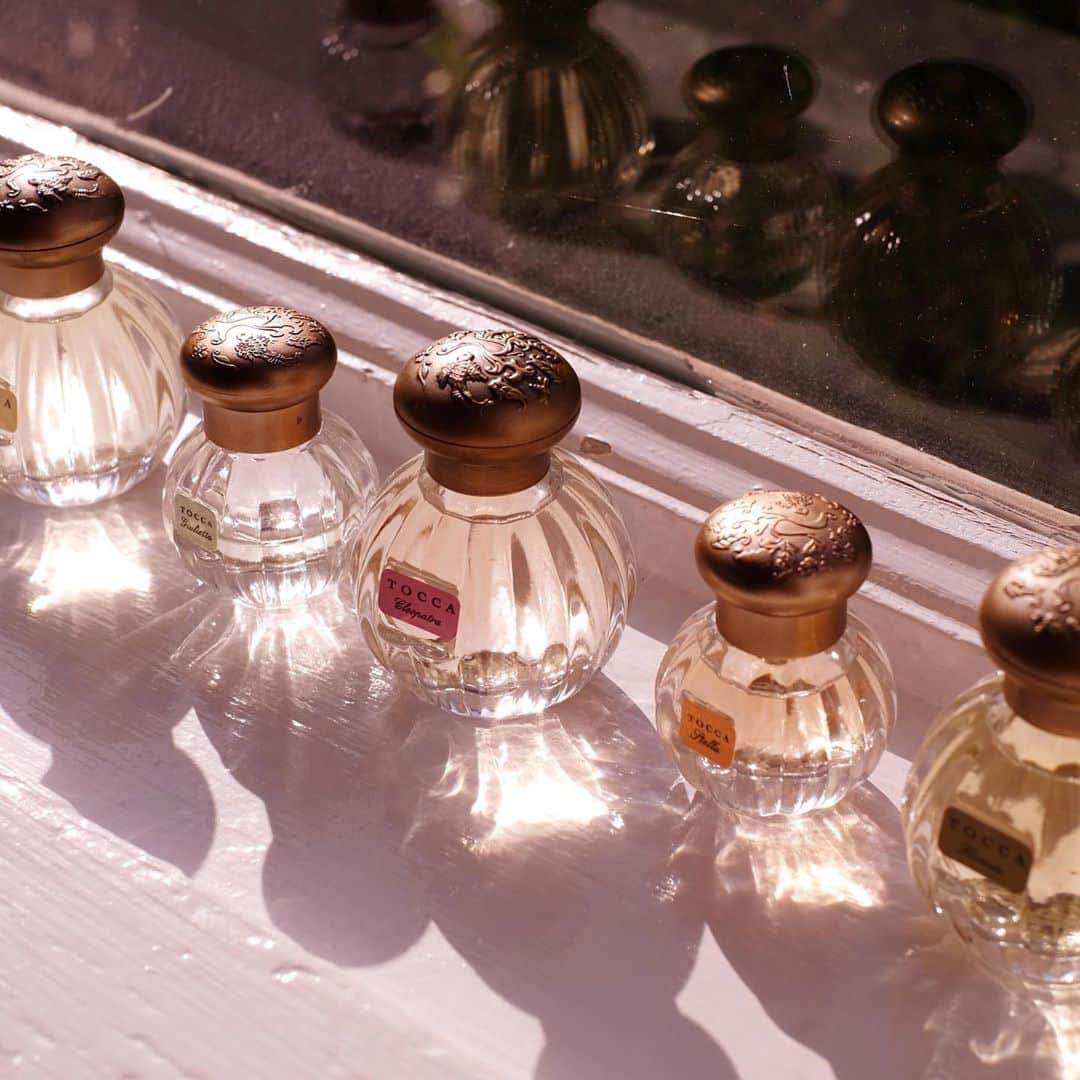 トッカさんのインスタグラム写真 - (トッカInstagram)「Celebrating the #FirstDayofFall with TOCCA's new Perfume Finder! ⁠⠀ After all... picking out a new scent is the best way to usher in a new season.⁠⠀ ⁠⠀ Find your fragrance at the link in our bio.⁠⠀ ⁠⠀ ⁠⠀ ⁠⠀ ⁠⠀ ⁠⠀ #tocca #scents #eaudeparfum #fragranceoftheday #scentoftheday #stayfresh #perfume #fragrance #luxury #musthave #treatyoself #treatyourself #luxurylife #beauty #parfum #perfumeoftheday #nicheperfume #instalove #giftguide #giftsforher」9月22日 23時48分 - tocca