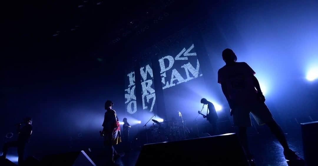 ORANGE RANGEのインスタグラム：「2017年に4thアルバム『ORANGE RANGE』の再現をコンセプトに、Zepp Tokyoで開催した"RWD← SCREAM 017"より、「Walk on」の #レンジのライブ 映像公開📺 リアレンジが施されたミディアム調のこの曲は、ストレートな歌詞とシンプルながらサビのユニゾンが際立つナンバー🌉 https://youtu.be/xjgiDz6F93Q  🍊#ORANGERANGE Haisai🍊 #dTV ほか主要配信サイトおよび各サブスクリプションサービスでも配信開始🎧 https://jvcmusic.lnk.to/ORANGERANGE  #ORANGERANGE @orangerange_official @youtube」