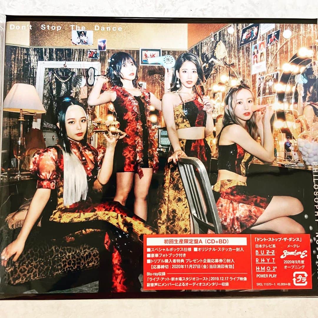 現代洋子のインスタグラム：「来た～～🎶😆  フィロソフィーのダンスのメジャーデビューシングル『ドント・ストップ・ザ・ダンス』初回限定盤が到着。 夕飯後早速、昨年の新木場でのライブBluRayを見ちゃいました。  やっぱりカッコイイ！ 4人とも可愛くて音楽も最高！ まさかこの年でアイドルにハマるとは(笑)。 しばらく鬼リピの予感😄   #フィロソフィーのダンス #フィロのス #メジャーデビュー」