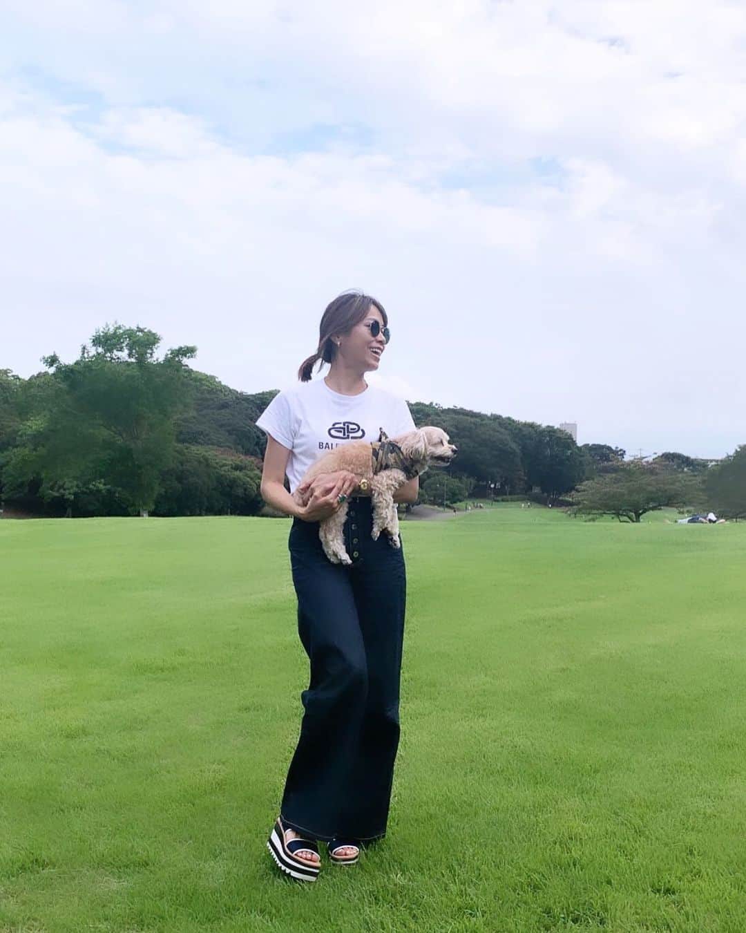 坂倉アコのインスタグラム：「Be present :)﻿ Embrace what’s in front of you🌞✨✨✨✨﻿ ﻿ “今ここを意識して、﻿ 目の前のことに感謝する心を持とう！”﻿ ﻿ 濃くて、楽しいここ数日☺️✨﻿ ﻿ 一昨日は久しぶりにYouTubeの撮影して(楽しかった〜🥳アップしますね)﻿ 今日はキッズと思いっきり遊んで、﻿ ﻿ “今”ここ、を意識して、時間を過ごしてみたら、ただただ楽しくって、一瞬、一瞬、幸せを噛みしめることの出来た数日間だった☺️﻿ ﻿ 今一度、今ここ、もし、﻿ 意識出来てない方がいれば、﻿ 意識してみて下さい🥰﻿ ﻿ 目の前にいる大切な存在にしっかりと目を向けられていますか？﻿ ﻿ 私は、ついつい、未来のことを心配したり、悩んだりする時、﻿ ﻿ “今ここ” にいることができないので、﻿ ﻿ ヨガをしたり、深呼吸したりして気持ちを切り替えて、﻿ ﻿ 今、目の前にあるもの達に改めて、﻿ 目を向けてみると、﻿ ﻿ あー、私って、こんなに恵まれているんだって思う瞬間が沢山あると思います。﻿ ﻿ 無い物を数えるのではなく、今ある、﻿ 目の前の人や物に今一度、感謝して行きたいですね🙏☺️✨✨✨﻿ ﻿ 世の中的に連休明け水曜日も口角上げて、笑って行きましょう😆﻿ ﻿ #holidayvibes #chillout #funweekend #gratitude #感謝 #今日は秋分の日 #922」