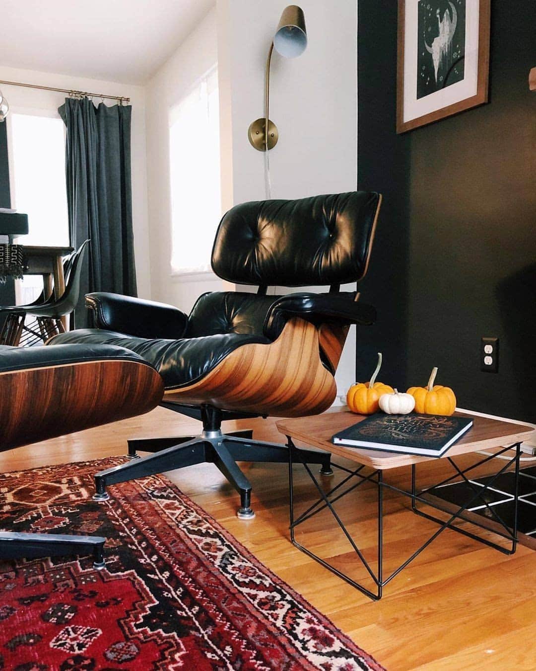 Herman Miller （ハーマンミラー）さんのインスタグラム写真 - (Herman Miller （ハーマンミラー）Instagram)「It's decorative gourd season, and we're dreaming of crisp weather, tiny pumpkins, and a cozy Eames Lounge Chair—what more could you want for the first day of fall? #HMatHome 📸: @thejoyfulfox」9月23日 0時00分 - hermanmiller