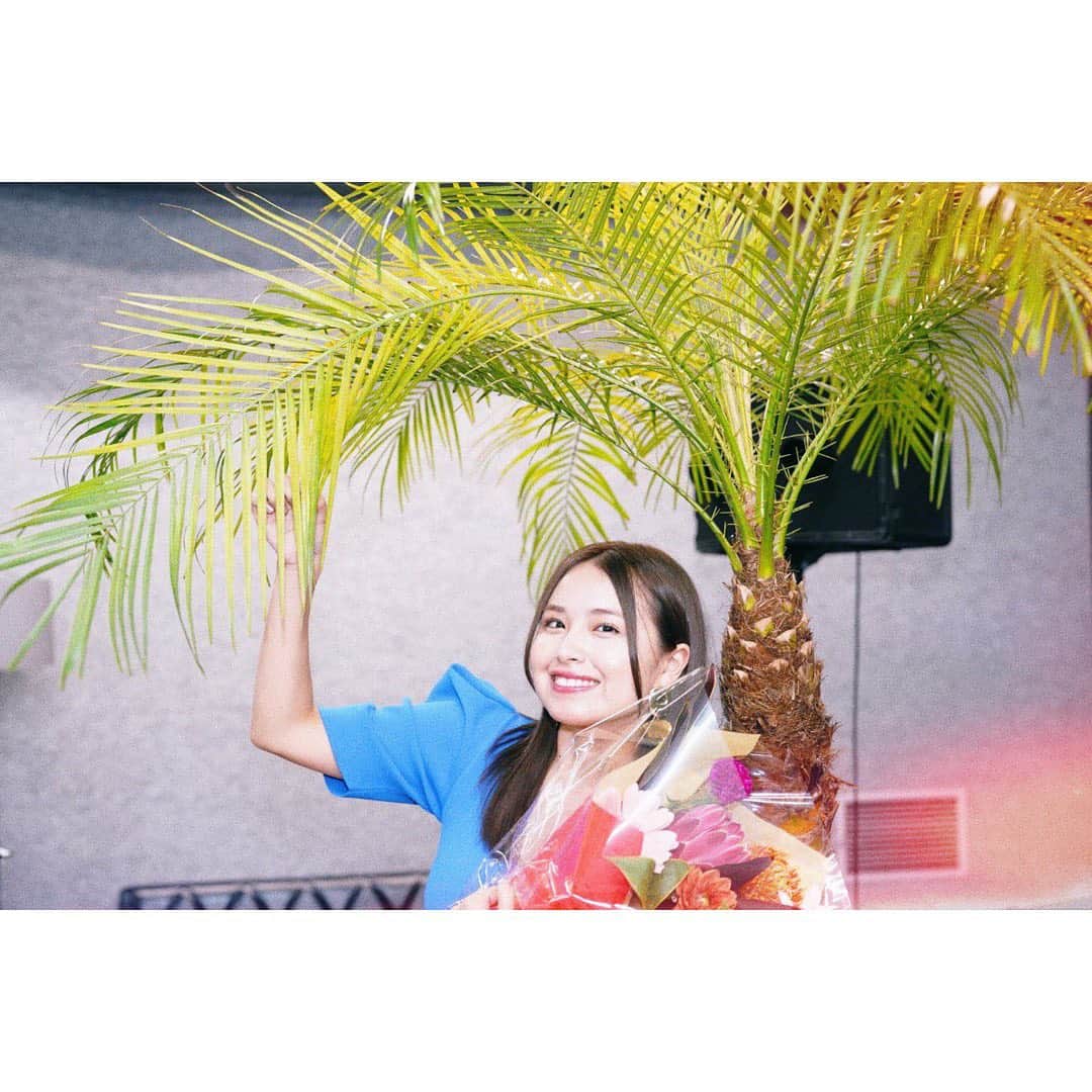 のインスタグラム：「2020.9.23 本日で4周年を迎えました！！！ いつも応援してくれてありがとうございます泣😭 これからも沢山新しい曲をみなさんに届けていきたいです✨ また1年！よろしくお願いします💕🌴  #2020 #脇田もなり2020 #singer #4thanniversary #4getmenot #citypop #jpop #happy #thakyou」