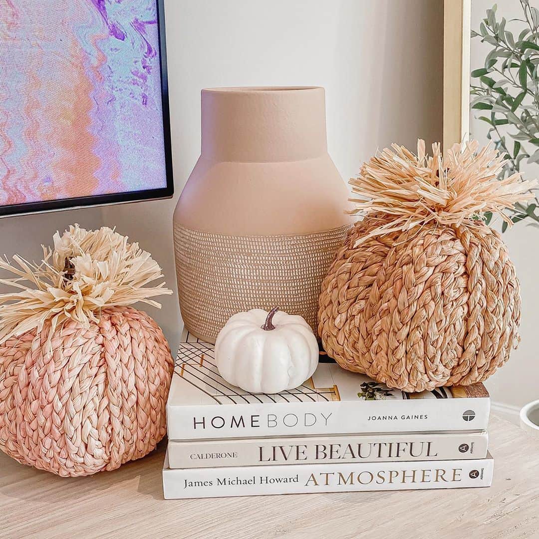 Elle Fowlerのインスタグラム：「Decorating for Fall has begun 🌾🍂🍁 Wanna see a video on my Fall and Halloween decor?」