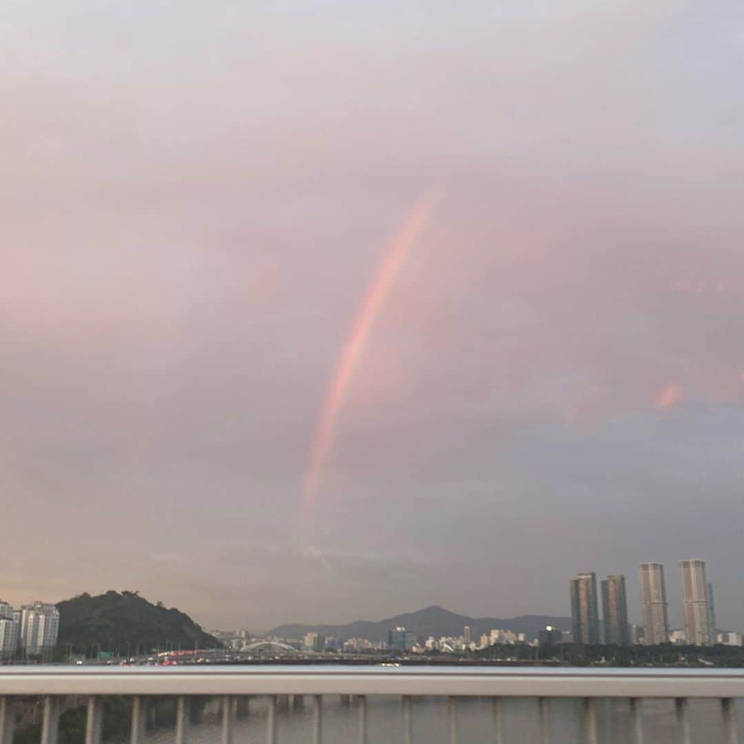 オ・ヨンソさんのインスタグラム写真 - (オ・ヨンソInstagram)「요즘찍는건 하늘이랑 구름이네🌈☁️🌞」9月23日 0時09分 - ohvely22