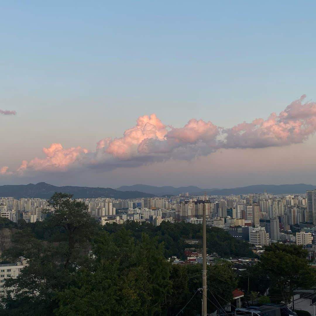 オ・ヨンソさんのインスタグラム写真 - (オ・ヨンソInstagram)「요즘찍는건 하늘이랑 구름이네🌈☁️🌞」9月23日 0時09分 - ohvely22