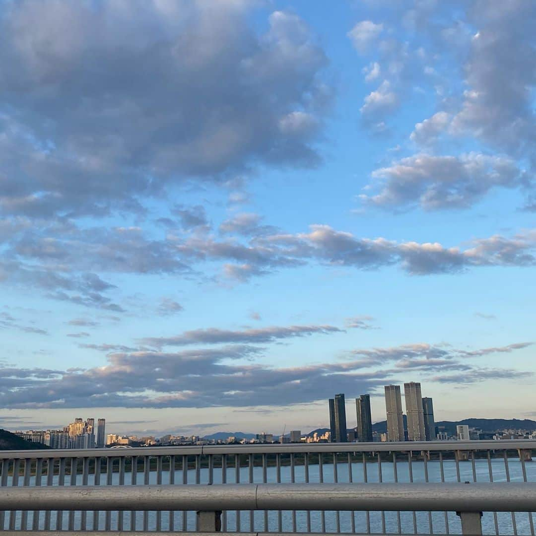 オ・ヨンソさんのインスタグラム写真 - (オ・ヨンソInstagram)「요즘찍는건 하늘이랑 구름이네🌈☁️🌞」9月23日 0時09分 - ohvely22