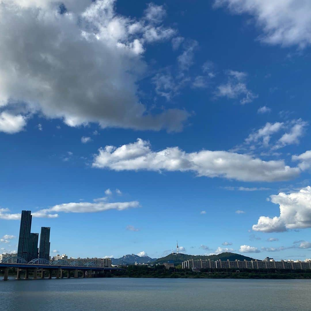 オ・ヨンソさんのインスタグラム写真 - (オ・ヨンソInstagram)「요즘찍는건 하늘이랑 구름이네🌈☁️🌞」9月23日 0時09分 - ohvely22