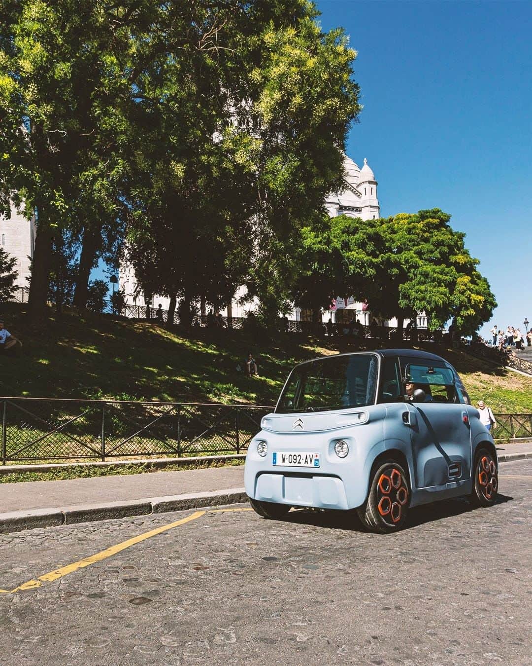 Citroënのインスタグラム：「Citroën Ami - 100% ëlectric is cruising through the streets of Paris! Destination the Sacré-Cœur with @petitesobservationsautomobiles #CitroënAmi #ËlectricforAll #InspirëdbyYouAll #Mobility #UrbanMobility #Urban #Car #Instacar #CarofInstagram #Lifestyle #Electric #Design #City #fashion」