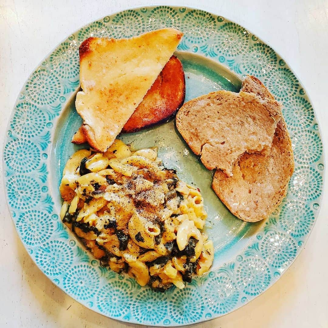 ガソリングラマーさんのインスタグラム写真 - (ガソリングラマーInstagram)「PLANT BASED KALE MACARONI & CHEESE + BUTYER TOAST #GASOLINEKITCHEN 🧀🥬🌶🌿🧈🧀🍞🧄 @macandyease #macncheese #macaroniandcheese #veganmacandcheese  @jrorganicsfarm #organic #lacinatokale  @oatly #oatmilk  @mountainroseherbs black pepper  @doublebatch.co #almondcheese #vegancheese #cheese mozzarella americana  @heartlandbreadco grandmas perfect white #bread  @grammysbakeshop rosemary roasted #gralic bread @miyokoscreamery #oatmilk butter #VEGANBUTTER  #vegan #veganfood #whatveganseat #plantbased #vegetarian #VEGANGOOD #vegansofig #veganfoodie #foodie #plantbased #plantbasedfood #plantbasedfoodie #food @gasolineglamour #gasolineglamour  @marketbox.sd  #macandyease  #jrorganicsfarm #mountainroseherbs  #doublebatchco」9月23日 0時13分 - gasolineglamour