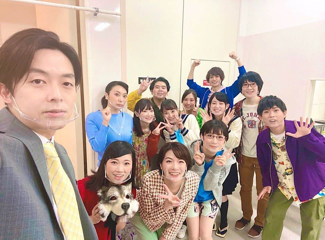 河内美里さんのインスタグラム写真 - (河内美里Instagram)「∗*ﾟ 舞台#かがみの孤城  全公演、駆け抜ける事が出来ました🏰  東京・大阪・愛知…と 各地方へお邪魔する公演…  我々は最後まで辿り着けるのか  仮に辿り着けたところで 果たして皆様は待っていて下さるのか  そんな不安が頭をよぎる瞬間は 何度もありましたが  皆様の大きくて温かい拍手や 笑顔や涙やスタンディングオベーションは  私達のそんな不安も まるっと、包み込んでくれました。  今日の愛知での大千穐楽。  お客様の温かさへの感謝と 座組の皆んなへの感謝と愛が抑えきれず  カーテンコールで、本当に久々に 涙が溢れ出てしまうかと思いました。 (息を止めて耐えました。)  お芝居自体、今まで通りに出来ない状況で  お芝居の存在意義を 世の中の人達が忘れてしまうのでは…  そんな恐怖や寂しさも 私は勝手に感じていました。  でも、皆様から、  お芝居を届ける意味は ちゃんとあるよ、続けていいんだよ、  そんな風に、前に進む力を沢山頂きました。  「ありがとう」って  ありきたりな言葉 なんて表現される場合もありますが   漢字だと  「有る」ことが「難しい」  って書くんですよね。  それって、今回に関しては特に 私が表現したい想いにぴったりの言葉だなと思うのです。  最大級の感謝を伝えられる言葉。  感謝だけじゃない、名前の分からないこの感情も 「有難う」に全て含まれている気がするのです。  だから。心を込めて伝えさせて頂きます。  誠に有難う御座いました。  それから、座組の皆んなにも。  皆んなには恥ずかしいから あんまり直接言えなかったけど  控えめに言って、だいぶ、相当、 皆んなのこと大好きでして…。  だって、本当に素敵な仲間だったのです。  気づいたことがあれば すぐに伝えてくれて、相談にも乗ってくれて 力強く周りで支えてくれた、皆々さん。  本当に心強くて。かっこよくて。 尊敬するところが山ほどありました。  一緒にお芝居をするシーンが あまり多く無かった皆さんとも 今度は、がっつり絡めたら嬉しい。  そしたら私、たぶん絶対大喜びする。 そんでもって、めちゃくちゃ張り切る。 それくらい、素敵な役者さんばかりでした。  そして  成長や成功を共に喜んだり 幕が開いても尚、毎日のように話し合い 上を目指し続けた中学生組のみんな。  同世代の役者さん達と 同じ方向を向いて高め合いながら、 楽しさを共有して笑い合える。  え、まって、青春じゃん。 ナニコレ、本当の同級生みたいじゃん。  しかもみんな、作品に対して真摯すぎるじゃん。 そんなの大好きになっちゃうじゃん。  なんて素晴らしいんだ。なんて幸せなんだ。  最高の出逢いに感謝感謝の毎日でした。  私が演じたフウカと友達になってくれた こころ や リオン達のように  私自身も、みんなと心を通わせて 友達になれた気がします。  というか、なりました。  私、友達多くないけど、みんなは間違いなく 私にとっての、かけがえのない友達です。  勿論、それは、本番間近で降板になってしまった マサムネ役の木津くん含め、です。  彼も最後までエールを送り続けてくれました。  また、キャストだけでなく ご一緒させて頂くのは二度目だった、 脚本・演出の成井さん。  大千穐楽には全員分のお手紙を 書いて渡して下さった、原作の辻村先生。  本番を円滑に進めるために 尽力してくださったスタッフの皆様。  本当に本当に素敵な方々ばかりで この現場に居られることの 有り難さを日々感じていました。  関わって下さった全ての皆様に感謝です。  お城は閉じてしまいましたが  我々とお客様とで孤城での青春を 共有できた奇跡のような時間は  ずっとずっと、大切に抱きしめていたい。 抱きしめていよう。  これまでお芝居を続けてきて良かったと これからも、お芝居を続けていきたいと 心の底から思える公演でした。  最後になりました上に、再度となりますが、  改めてまして、ご観劇下さった皆様 誠に有難う御座いました。  また、お互いに元気な姿でお目にかかれる日を 心より楽しみにしております。  雪科第五中 2年3組 長谷川風歌 役 河内美里」9月23日 0時16分 - misato_kawauchi