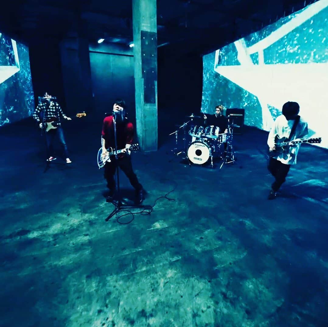 戸高賢史さんのインスタグラム写真 - (戸高賢史Instagram)「3rd Full Album「Between the Black and Gray」本日9/23（水）発売！収録全曲のダウンロード配信＆ハイレゾ配信、サブスクリプション配信もスタートしました。 https://lnk.to/monoeyes_BBG  「Fall Out」のミュージックビデオも公開中！ https://youtu.be/DsSRMw9i050」9月23日 0時21分 - toddyphantom