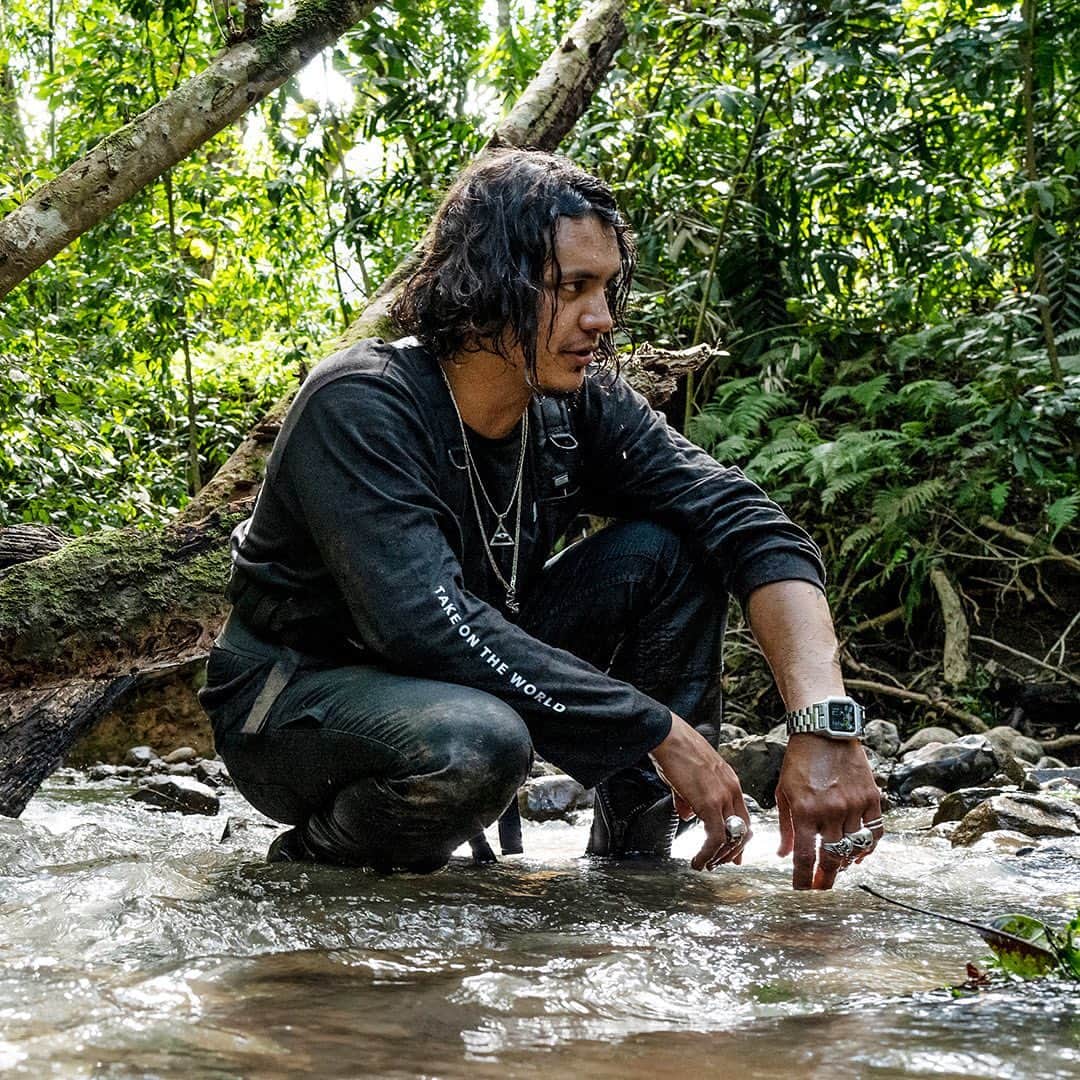ニクソンのインスタグラム：「Filmmaker Etienne Aurelius goes the extra mile to get the shot. Embracing mother nature while on set directing his feature length film debut in Hawaii. @i.am.aurelius   👀Peep his arm for a message we can all get behind. #TakeOnTheWorld #Nixon」