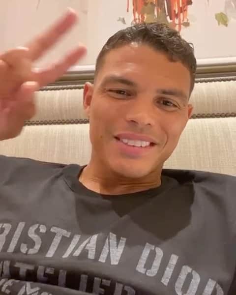 チアゴ・シルヴァのインスタグラム：「🇧🇷 Muito obrigado por todo o carinho e mensagens, me senti abraçado por cada um de vocês no dia de hoje!  🇬🇧 Thank you for all your kindness and messages, I feel blessed for all the birth wishes you send to me today!  🇫🇷 Merci pour tout votre support et messages, c’était une journée très spéciale pour moi !  • • • #OhhThiagoSilva #CFC #Chelsea #ThiagoSilva #FamiliaSilva #ChelseaFC #London #LondonCalling #Londres #UnitedKingdom #England #Inglaterra #ThiagoIsBlue #WeAreBlue #ChelseaFans #BluesForever #cfcfans #chelseafootballclub #Chelseafcfans #Birthday #Aniversario #Aniversário #FelizAniversario #Anniversaire #RioDeJaneiro #Brasil」