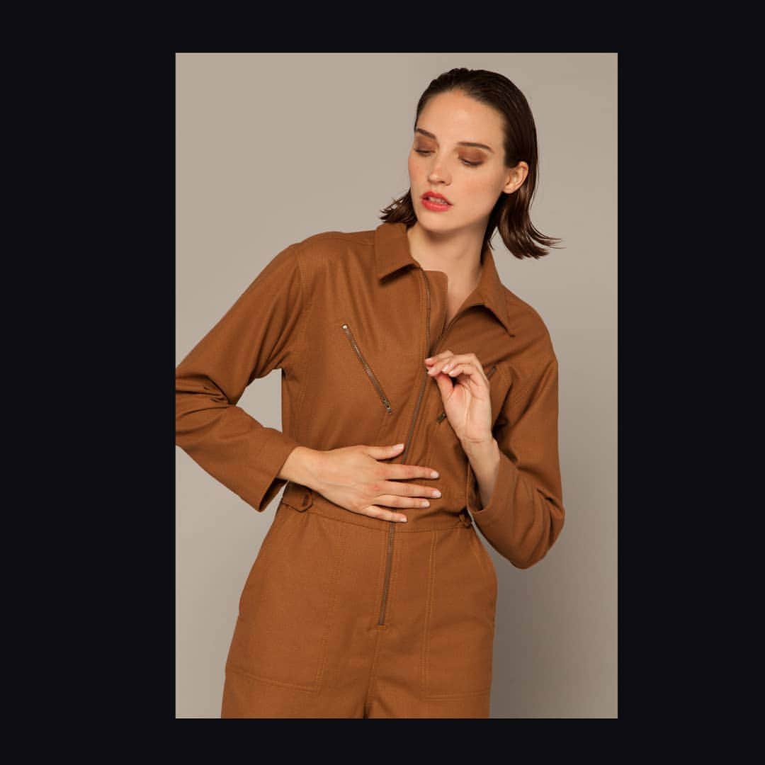 ベンシモンのインスタグラム：「Iconique Dwain 🧡 ​Bonne nouvelle ✨ Vous l'aviez adorée cet été, nous vous avons écoutées !  Vous l'avez sans doute aperçue dans nos stories, cet automne Dwain revient déclinée en flanelle hyper douce pour ravir les amoureuses du style mécano 🔧 ​Restez connectées elle arrive très vite sur le site ! ​🇬🇧 Iconic Dwain 🧡 Good news! You loved it this summer, we listened to you! You've probably noticed it in our stories, this autumn Dwain is coming back in super-soft flannel to delight lovers of the mechano style 🔧 Stay tuned, she's coming to the site very soon! ​#bensimon #fashion #mode #AW20  ​」