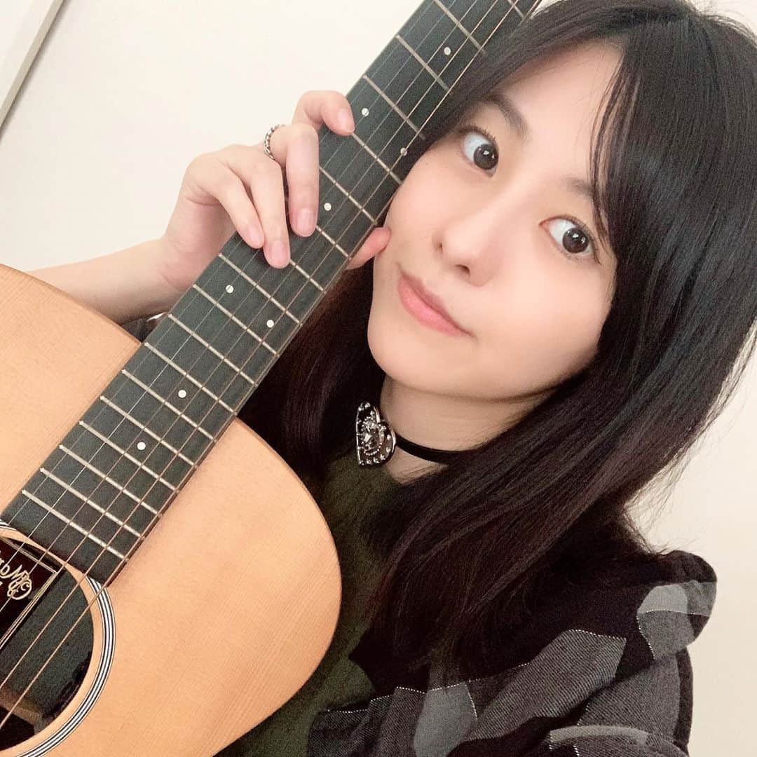 池田愛さんのインスタグラム写真 - (池田愛Instagram)「キラッとした高音とガツンと響く重低音で癒される。 ちょっと背伸びして大きいギターを買ったけどこれで良かったんだと思った。 考え事をしてしまう脳みそに音楽をたっぷり聴かせる🎧」9月23日 0時36分 - ai_ik3