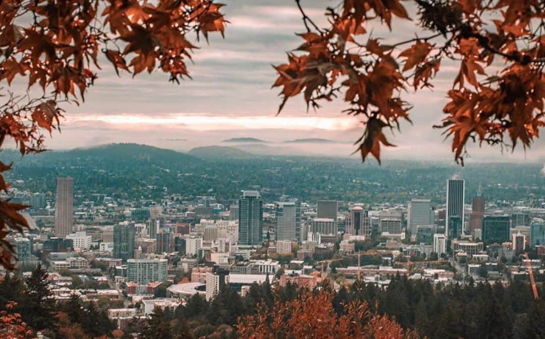 Portlandさんのインスタグラム写真 - (PortlandInstagram)「Happy First Day of Fall! What are some of your favorite fall traditions?🍂 🎃🍁 -  📷: @santu2photography  #Portland #PortlandNW #OregonNW #PDX #Fall」9月23日 0時37分 - portland