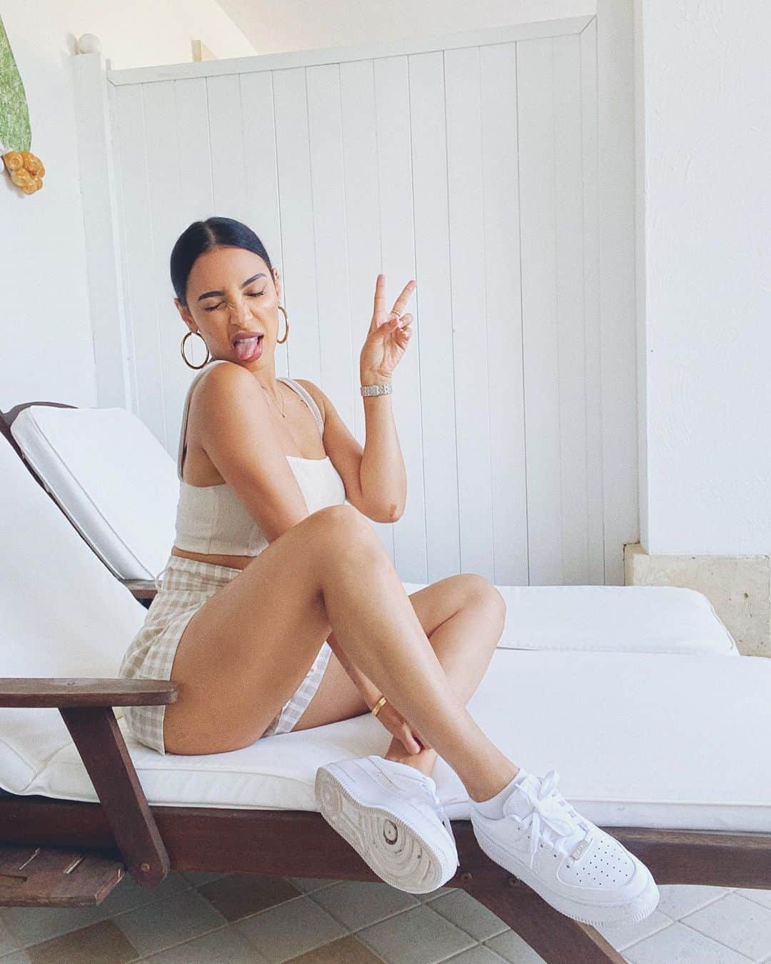 sananasのインスタグラム：「✌🏻😝 Mood. Ça va vous ? Décrivez-moi votre journée en 3 mots ! PS : Je vous ai posté un petit lookbook de rentrée pas comme les autres 😆Lien dans la bio 😘」