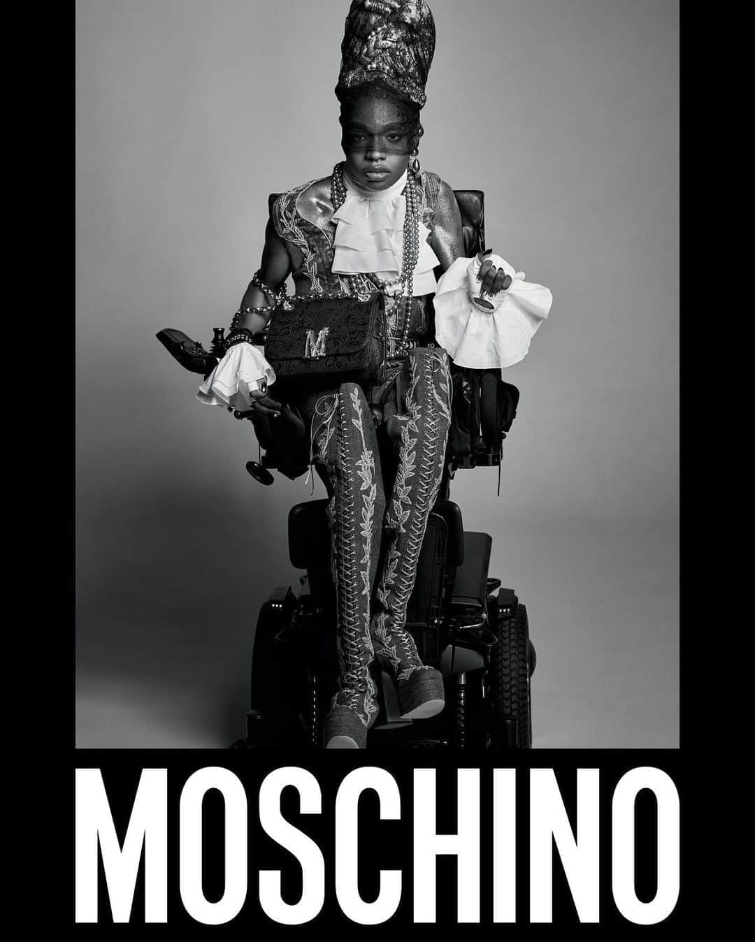 ジェレミー・スコットのインスタグラム：「PRESENTING MY FALL WINTER MOSCHINO CAMPAIGN STARRING @aaron___philip SERVING ROYAL-T   PHOTOGRAPHED BY @luigiandiango  WITH MAKE UP BY @georgisandev NAILS BY @naominailsnyc AND HAIR BY @luigimurenu」