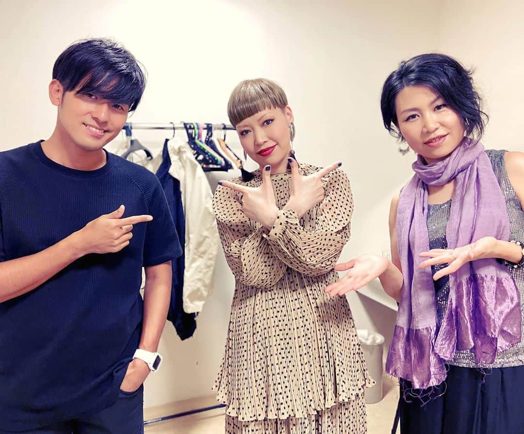 Shihoさんのインスタグラム写真 - (ShihoInstagram)「中洲Jazzオンラインライブ、観てくださった皆さん、ありがとうございました♪ 今年は無いと思ってた中洲Jazz、私の毎年９月の恒例行事だもん、配信とは言え開催してくれて本当に嬉しかった！！ 中洲Jazzの実行委員さんたちは日本一陽気なジャズフェス実行委員笑。 毎回笑いすぎてお腹いたくなるくらい。 いつもありがとう＆お疲れ様でした！！ 今回は宮本貴奈と。スペシャルゲストにKを迎えました。 即席なのに３人でハモった上を向いて歩こうが好評で嬉しかったなあ。 ３声になるとグッとゴージャス感が増すのよね。  そして22日のゲイツ7での貴奈とのライブに来て下さった皆さん、ありがとう！！ 明日23日は熊本キーブに行くよー♪  #friedprideshiho #Shiho #K #宮本貴奈  #jazz #singer #中洲Jazz #オンラインライブ #singerslife」9月23日 0時41分 - fried_pride_shiho