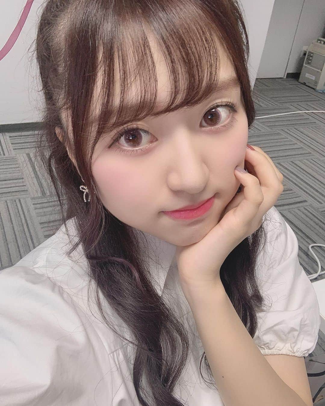 のインスタグラム：「やっぱ暗髪落ち着くしたくさん褒めてくれてうれち😌﻿💜 ﻿ ﻿ ﻿ #アイドル #ラベンダーグレー #ラベンダーグレージュ #ラベンダーカラー #ヘアカラー #サロモ #サロンモデル #ヘア #静岡 #ロザリオクロス #秋ヘアー #秋カラー #秋カラーネイル」