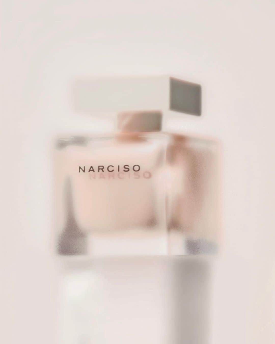 ナルシソロドリゲスさんのインスタグラム写真 - (ナルシソロドリゲスInstagram)「NARCISO eau de parfum poudrée: exquisite desire and sweet seduction. #NARCISO #poudree #narcisorodriguezparfums #parfum #fragrance」9月23日 0時48分 - narciso_rodriguez