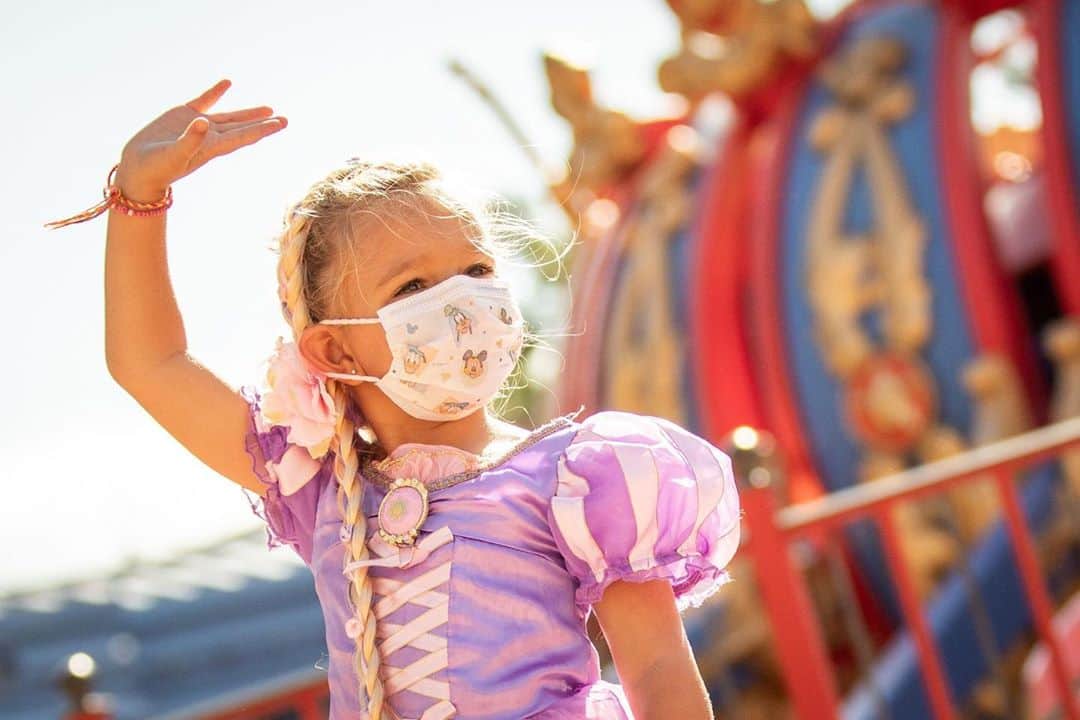 Walt Disney Worldのインスタグラム：「We recently spotted these magic moments around Magic Kingdom Park and Disney's Hollywood Studios! Share your favorite Disney memory with us using #DisneyMagicMoments ✨」