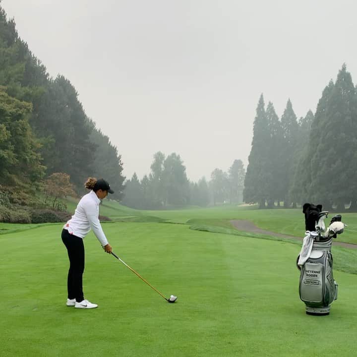シャイエン・ウッズのインスタグラム：「Huge thank you to @cambiahealth and @lpgaportlandclassic for getting us through a smoky few days in Portland!  Always one of my favorite events during the year.  📸: @jacquelinekate_golf 🙌🏽」