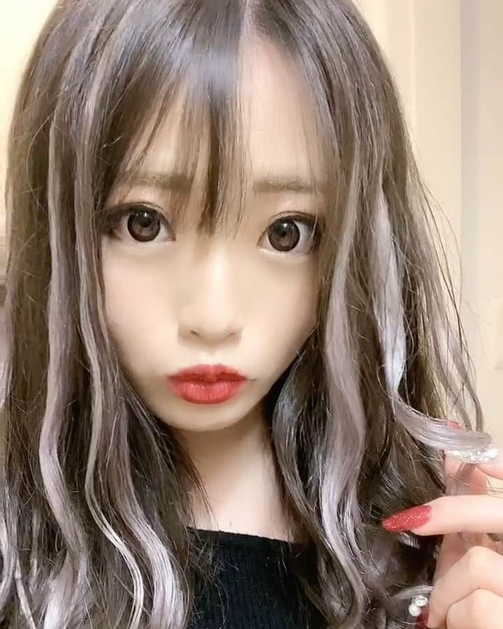 あんころぺっぺのインスタグラム：「＊ New hair💇🏼‍♀️✨ みんなイメチェン絶賛してくれる😍 やってよかったー🥰🎵 派手派手に目覚めてきたかも笑  #エクステ　#シルバーベージュ　#tiktok」