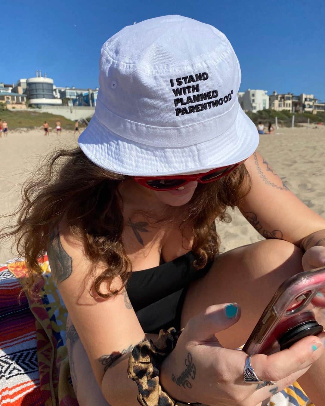 のインスタグラム：「today is #nationalvoterregistrationday day. i vote because i deeply care about women’s reproductive health and a woman’s right to choose what she does with her own body. i vote on behalf of the disenfranchised men and women all across this country who have lost the right to vote for a multitude of ridiculous reasons. i vote for the environment, because i have witnessed the results of climate change with my very own eyes. i vote because i am a privileged white woman who has never had to experience oppression a day in her life based on the color of her skin.  ⁣ please, do everything you can to make sure your friends and family are voting this year. you clearly all know which side i am on, but i deeply believe in our right to a free and fair election and therefore, i encourage everyone to participate in their democracy. there’s a lot at stake in this election, the future of progress in this country is on the line, please don’t sit this one out 💙 visit headcount.org to register.」