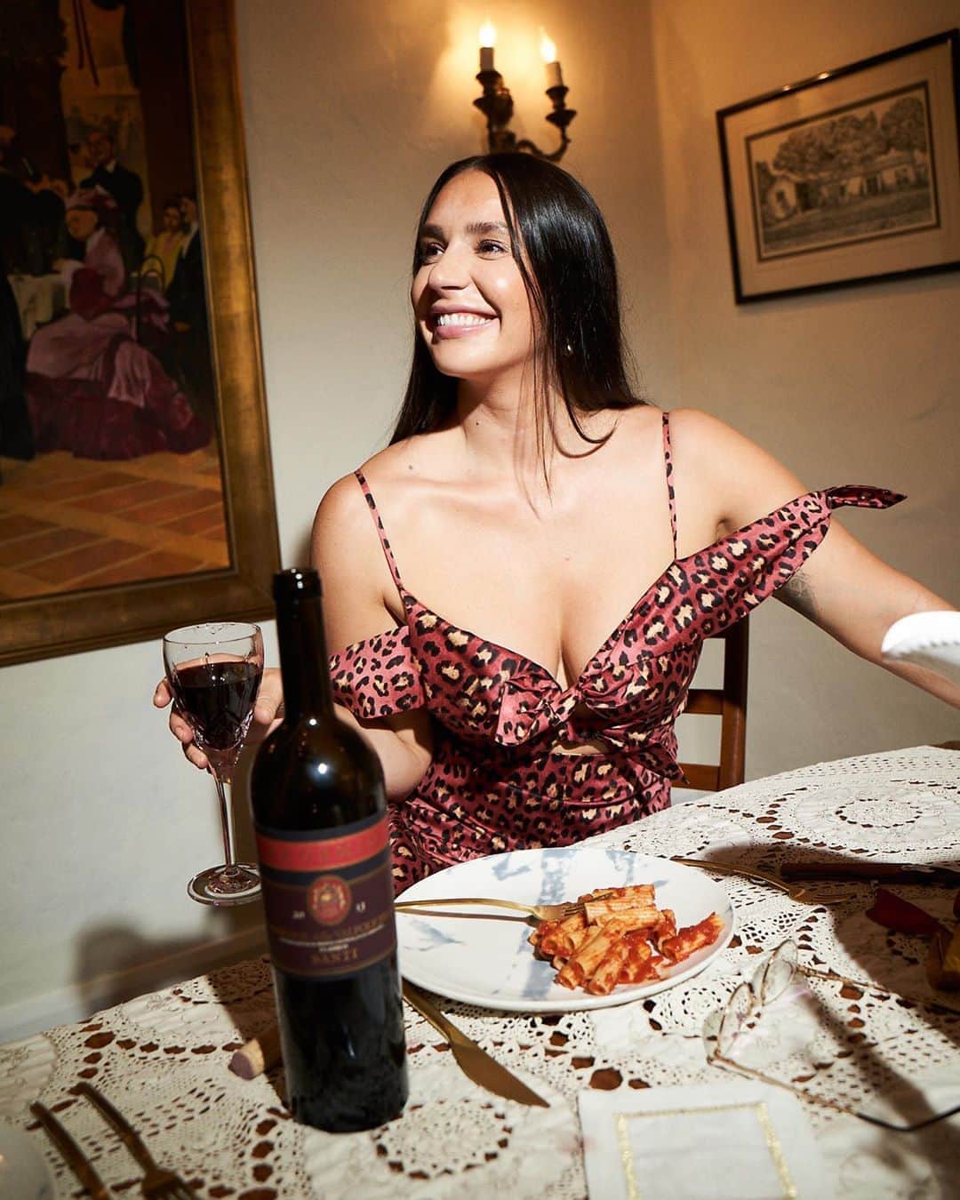 GILTのインスタグラム：「Make your next fall gathering @piabaroncini approved. All you need is effortlessly chic style and a glass of @drinkwildman’s Santi Wine in hand. Head over to our story to shop the edit.」