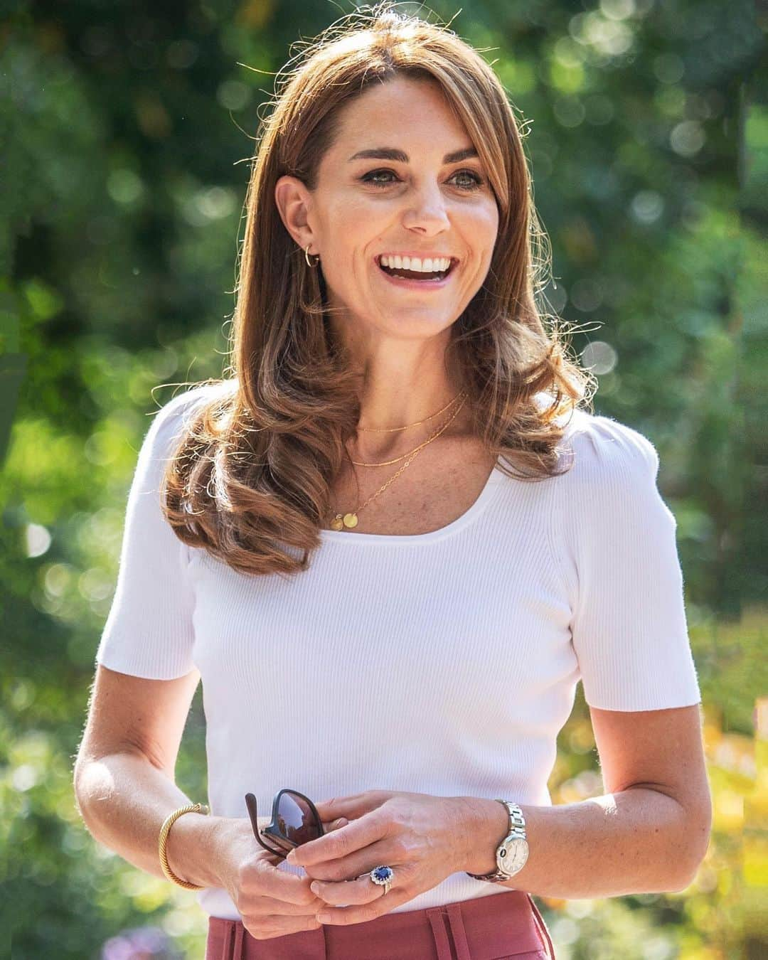 British Vogueさんのインスタグラム写真 - (British VogueInstagram)「Even after a further tightening of coronavirus restrictions, the #DuchessofCambridge remains the picture of optimism. Kate teamed her dusty pink M&S trousers with a crisp white tee, personalised jewellery and her favourite Superga trainers to meet fellow mothers in Old English Garden in Battersea Park in London today. The Duchess was there to talk about the importance of parent-to-parent support programmes. Click the link in bio for more on the official royal engagement, and the high-street favourites she chose to wear for the occasion.」9月23日 1時02分 - britishvogue