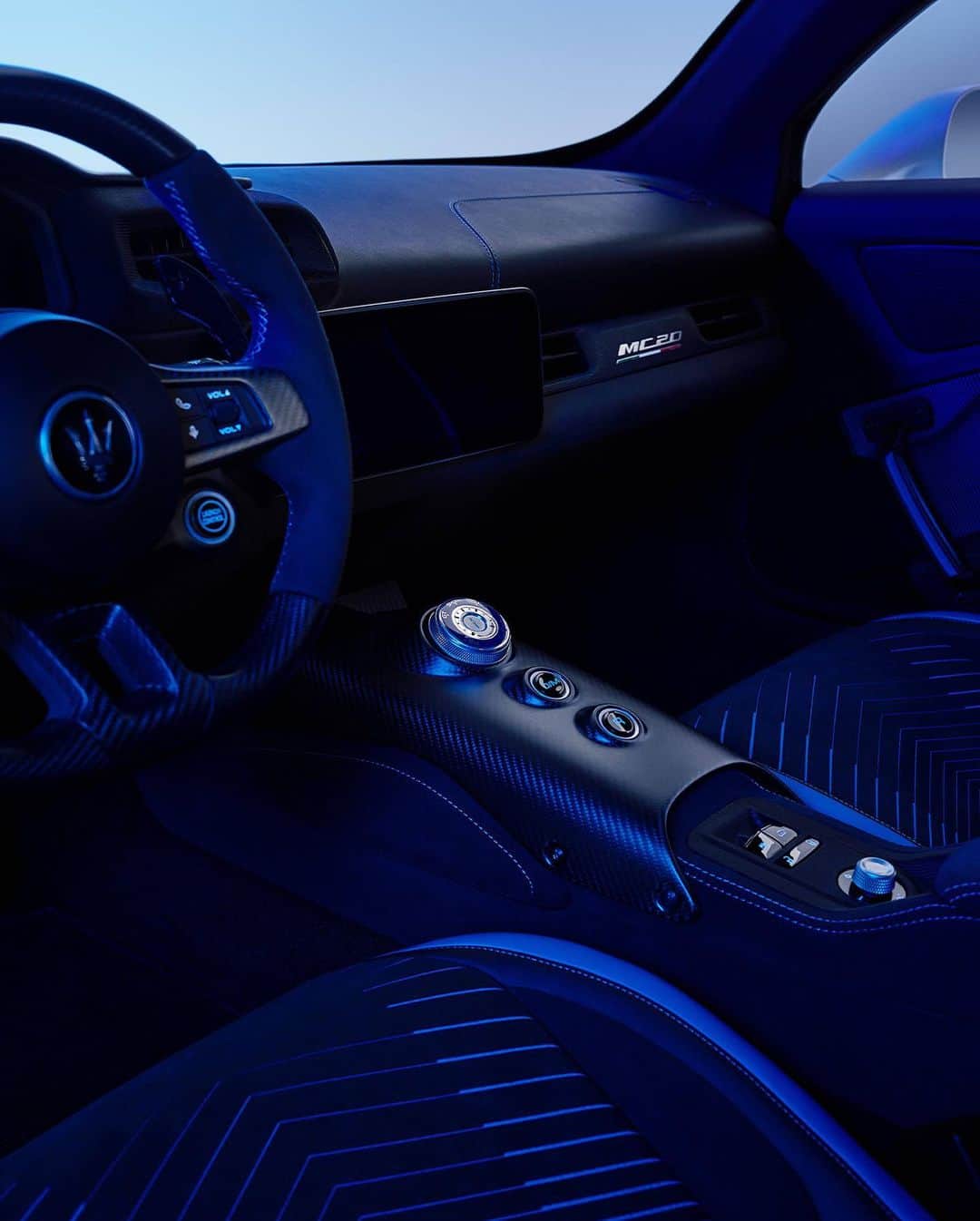 マセラティさんのインスタグラム写真 - (マセラティInstagram)「Carbon fibre, Alcantara and blue-accented leather.  A race-inspired set-up with a touch of Italian elegance. MC20. The First of its Kind.   #MaseratiMC20 #Maserati」9月23日 1時02分 - maserati