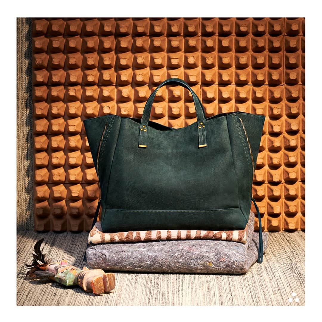 ジェロームドレイフュスのインスタグラム：「Crafted from embossed peach-feel taurillon leather produced in a family tannery in France, Georges is designed to last. . . Art Direction @carolinnerennequin Photo @pierr_antoine #jeromedreyfuss #jeromedreyfussgeorges #rootsdeluxe #aw20」