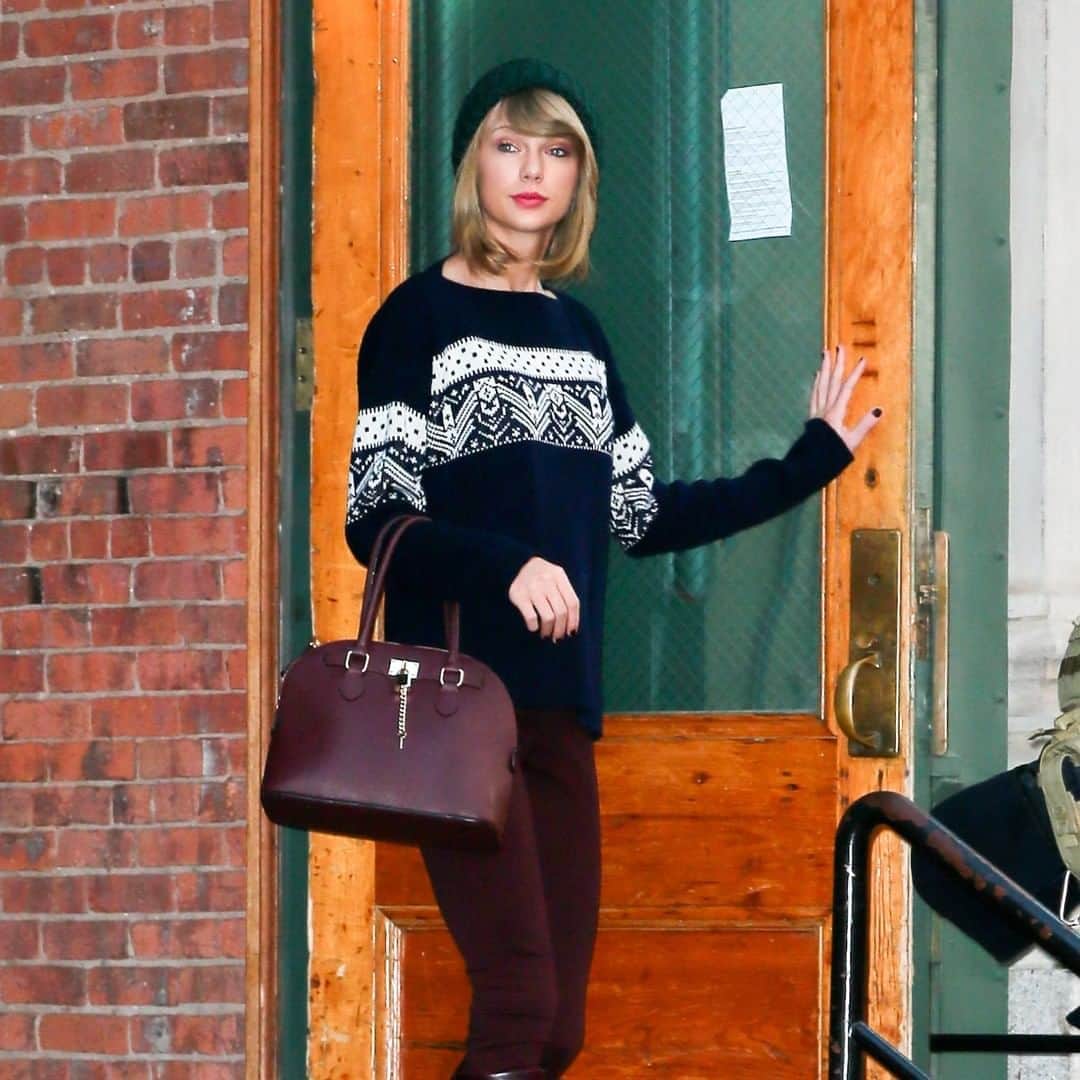 MTVさんのインスタグラム写真 - (MTVInstagram)「It's the 🍂 𝒇𝒊𝒓𝒔𝒕 𝒅𝒂𝒚 𝒐𝒇 𝒇𝒂𝒍𝒍 🍂 which means I spent way too long on Getty this morning finding pics of celebrities in sweaters. Please play "Cardigan" by @taylorswift while you look at this post in order to get the full effect.」9月23日 1時01分 - mtv