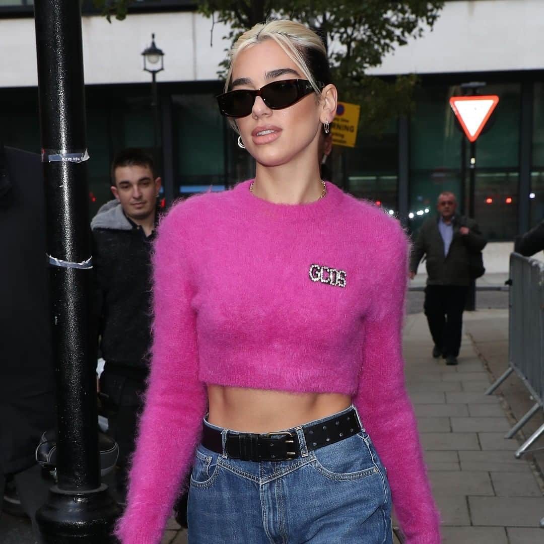 MTVさんのインスタグラム写真 - (MTVInstagram)「It's the 🍂 𝒇𝒊𝒓𝒔𝒕 𝒅𝒂𝒚 𝒐𝒇 𝒇𝒂𝒍𝒍 🍂 which means I spent way too long on Getty this morning finding pics of celebrities in sweaters. Please play "Cardigan" by @taylorswift while you look at this post in order to get the full effect.」9月23日 1時01分 - mtv
