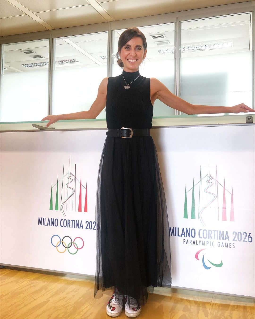 ヴァレンティーナ・マルケイのインスタグラム：「Tre settimane fa, i miei amici di @dao_sport , all’annuncio del mio ritiro, scrivevano:  “Ci sono 2️⃣ Marchei: la ragazza che ha messo la sua vita sui pattini ⛸⛸trasformando il ghiaccio❄️ in un mare 🌊di emozioni e la donna che 🔜inizia un nuovo, splendido e intenso esercizio sulle🎼 note di una musica 🎧che sarà per sempre olimpica.”.  Proprio così. Il mio percorso olimpico continua nel Comitato organizzatore dei Giochi Olimpici e Paralimpici Invernali di Milano Cortina 2026 🤩, nel team della comunicazione. Due cose mi rendono particolarmente orgogliosa di questo nuovo capitolo della mia vita: 🔹la prima è quella di avere la possibilità di trasmettere i valori olimpici e provare che sono applicabili nella quotidianità e non un privilegio per pochi; 🔹la seconda è di poter dimostrare che un atleta non è solo un’espressione fisica e un insieme di capacità tecniche affinate negli anni di pratica dello sport, ma molto di più e sicuramente anche altro. Non a caso la Fondazione Milano Cortina 2026 ha coinvolto con me altri due atleti Olimpici, la ginnasta @martapagnini e il nuotatore @damiano_lestingi 💪🏻💙  La strada è lunga e le sfide impegnative… e se non incominciate a seguire l’account @milanocortina2026 rischio di bloccarvi tutti‼️‼️  #newchapter #olympiclegacy #olympicdreams #roadtoMICO2026」
