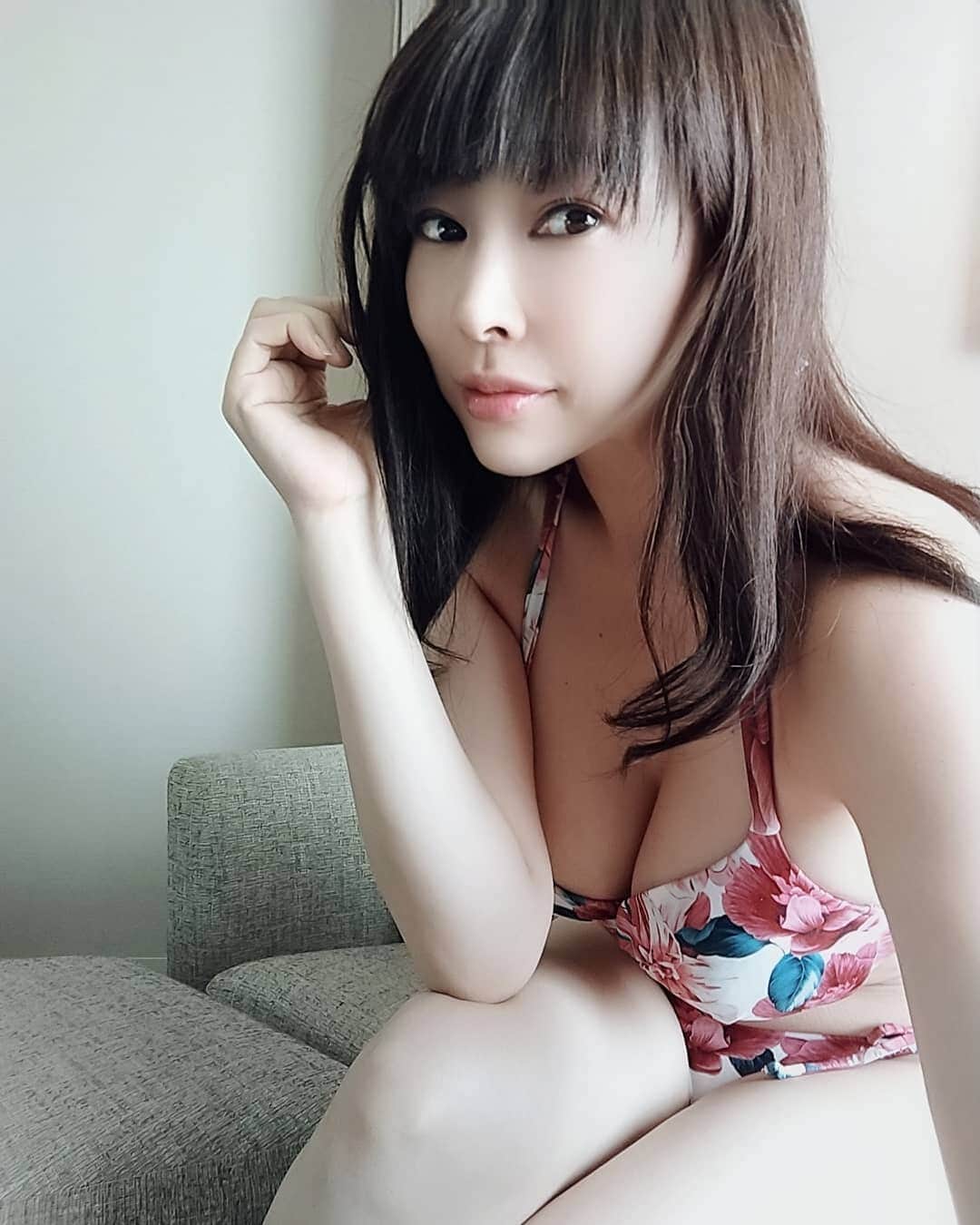 松坂南さんのインスタグラム写真 - (松坂南Instagram)「こちらも #グラドル自画撮り部  #美肌 #白肌  #model #selfie  #谷間チラリ」9月23日 1時06分 - minami_matsuzaka